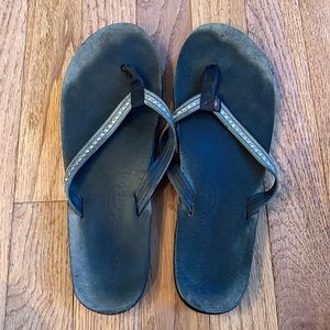 Black jeweled rainbows